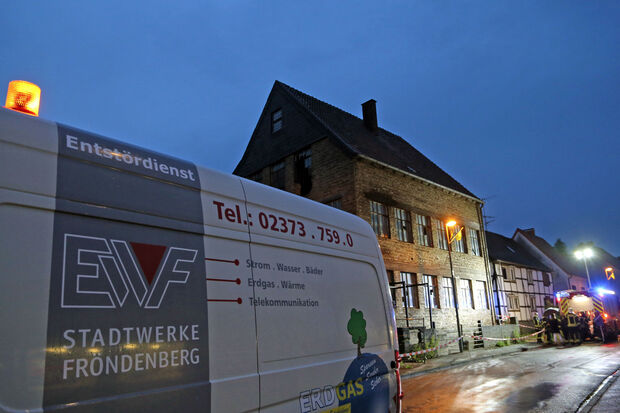 Der Notdienst der Stadtwerke Fröndenberg schaltete den elektrischen Strom ab, der schnell zur Lebensgefahr für Einsatzkräfte oder Passanten hätte werden können. FOTO: ANDREAS DUNKER