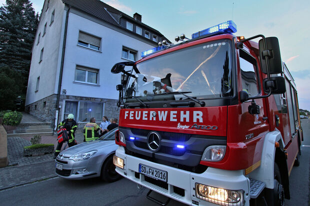 Die Feuerwehr am heutigen Donnerstagabend bei einem Gasleck an der Bergstraße in Wickede FOTO: ANDREAS DUNKER