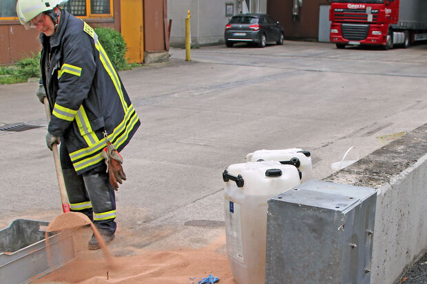 Der Besitzer hat die Ecke der Mauer extra durch starke Stahlplatten geschützt, da es immer wieder zu Kollisionen von Fahrzeugen mit der Grundstückseinfriedung kommt. FOTO: ANDREAS DUNKER