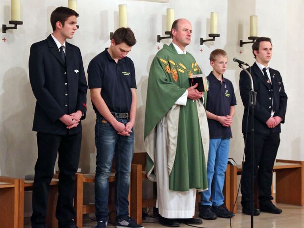 Pfarrer Thomas Metten mit Messdienern aus den Reihen der Feuerwehr-Löschgruppe Echthausen FOTO: ANDREAS DUNKER