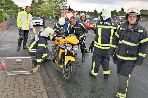 Das schwere Motorrad der Marke "Triumph" drohte im wahrsten Sinne des Wortes zum "Feuerstuhl" zu werden. Denn an der Batterie des Motors hatte es einen technischen Defekt gegeben und unter dem Fahrersitz begann es schon zu qualmen. – Zu Hilfe gerufene Wickeder Feuerwehrleute unterstützten den Motorradfahrer aus dem Ennepe-Ruhr-Kreis schließlich bei der Verhinderung einer möglichen Brand- oder Explosionsgefahr sowie der Bewahrung vor weiterem Schaden. FOTO: ANDREAS DUNKER