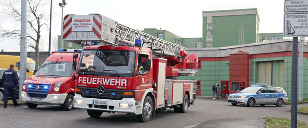 Feuerwehr und Polizei am Justizvollzugskrankenhaus in Fröndenberg FOTO: ANDREAS DUNKER