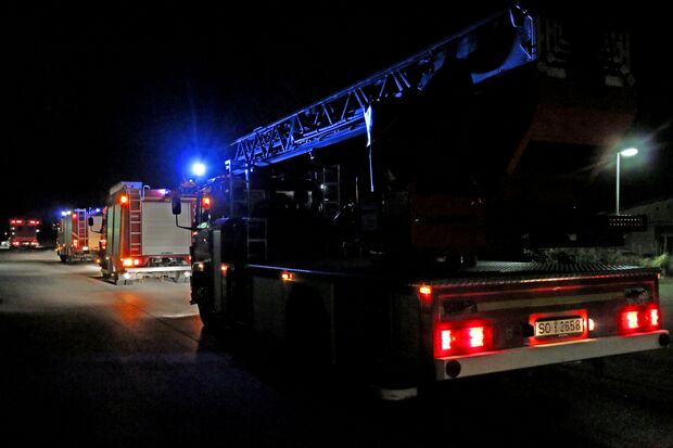 Die Freiwillige Feuerwehr der Gemeinde Wickede (Ruhr) war mit mehreren Fahrzeugen – darunter der große Leiterwagen – sowie knapp fünfzig Einsatzkräften vor Ort in Wimbern. FOTO: ANDREAS DUNKER