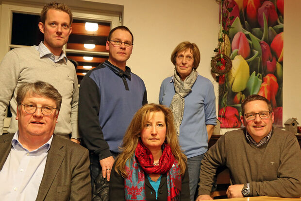 Der Vorstand des Fördervereins "Dorf Wiehagen". Vordere Reihe, von links: Vorsitzender Alphons Hollmann, Schriftführerin Gabriele Kub und Kassierer Heinz-Bernd Luig. Hintere Reihe, von links: Zweiter Vorsitzender Markus Wrede sowie die Beisitzer Ulrich Moors und Irmgard Mischkowski. – Nicht auf dem Bild: Beisitzer Frank Baumüller. FOTO: ANDREAS DUNKER
