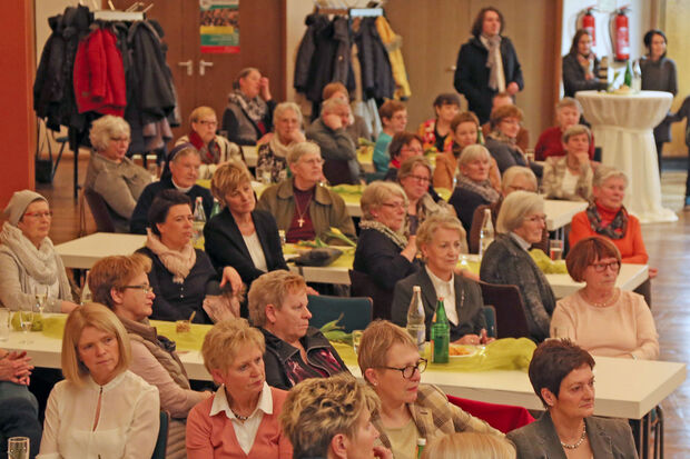Mehr als hundert Damen nahmen am Internationalen Frauentag im Bürgerhaus in Wickede teil. FOTO: ANDREAS DUNKER