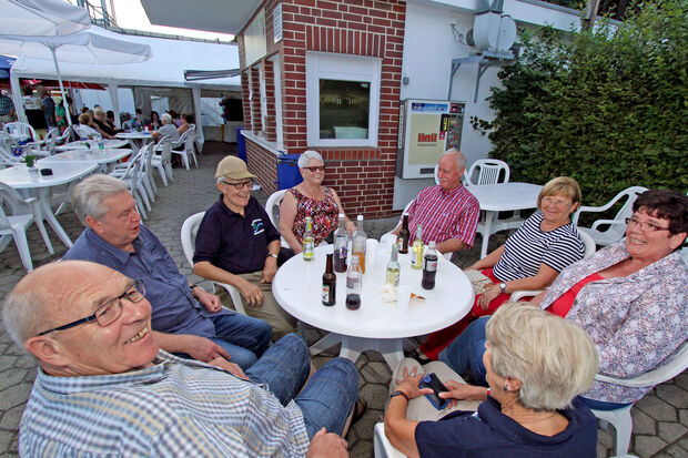 Gäste vor dem Freibad-Kiosk FOTO: ANDREAS DUNKER