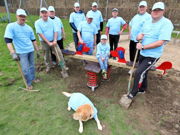 Fleißige Helfer bei der Montage des „wipp-Wunders“ im Wickeder Freibad FOTO: ANDREAS DUNKER