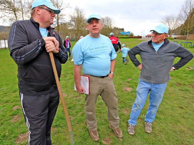 Freibad-Fördervereins-Vorsitzender Ralf Hettwer (links) und RWE-Vertreter Klaus Mußhoff (Mitte) packten ebenso mit an wie weitere ehrenamtliche Helfer FOTO: ANDREAS DUNKER