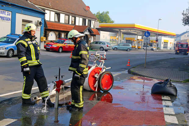 Der Fahrer lenkte sein brennendes Auto geistesgegenwärtig noch von der Shell-Tankstelle weg. Dies Polizei lobte dieses Verhalten des Pkw-Führers. FOTO: ANDREAS DUNKER