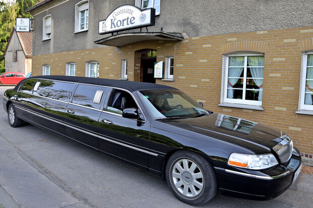 Die Gaststätte Korte an der Ruhrbrücke und der landwirtschaftliche Betrieb von Familie Karl Korte gehören ebenso wie das angrenzende Gewerbegebiet "Am Graben" bereits zu Wimbern. – "Korte" ist in der ganzen Gegend für seine leckeren Grillhähnchen bekannt. Zu deren Verzehr reisen Auswärtige sogar schon mal eigens mit einer Stretchlimousine an … ARCHIVFOTO: ANDREAS DUNKER