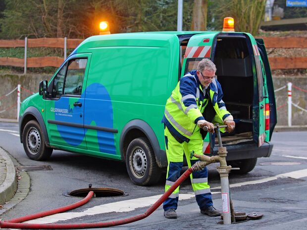 Reinigung von Rohrleitungen für die Trinkwasserversorgung in Wickede an der Kirchstraße ARCHIVFOTO: ANDREAS DUNKER