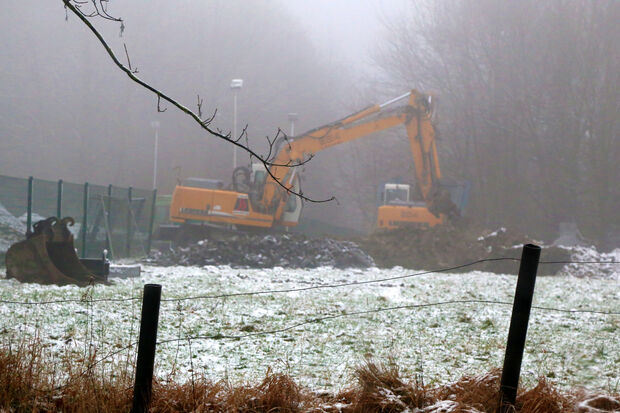 Bauarbeiten am Trinkwasser-Hochbehälter am Freitag im Nebel FOTO: ANDREAS DUNKER