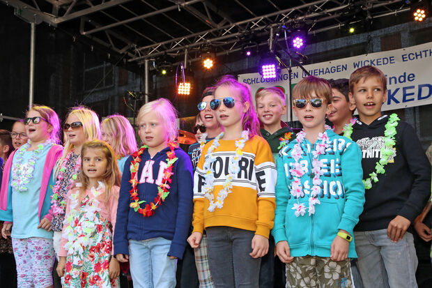 Jungen und Mädchen der kommunalen Engelhard-Grundschule …