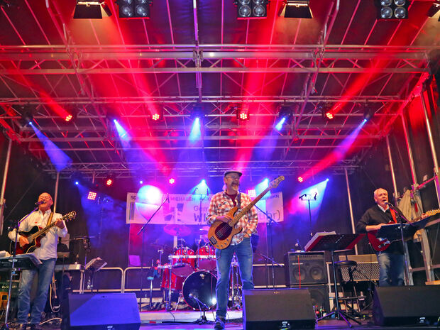 Die Cover-Band "Take 5" mit den Wickeder Musikern Manfred Siegemund, Hartwig Meier und Klaus Heide (von links) spielte live auf der großen Bühne vor dem Rathaus bis gegen Mitternacht. FOTO: ANDREAS DUNKER