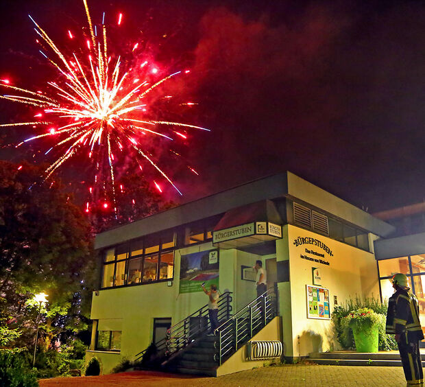Höhenfeuerwerk über dem Bürgerhaus FOTO: ANDREAS DUNKER