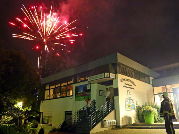 Farbige Raketen-Explosion über dem Bürgerhaus in Wickede ARCHIVFOTO: ANDREAS DUNKER