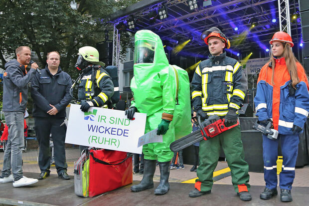 Die Freiwillige Feuerwehr der Gemeinde Wickede (Ruhr) und andere Gruppierungen der Gemeinde präsentierten sich auf dem Laufsteg vor der Bühne. Links: Moderator Alexander Heine FOTO: ANDREAS DUNKER