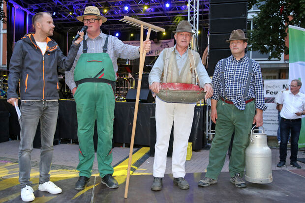 Die Landwirtschaft zeigte sich in historischer Arbeitskleidung und mit alten Geräten (von links): Ortslandwirt Theo Arndt aus Wiehagen, Ortsvorsteher Willi Eickhoff aus Schlückingen und Nebenerwerbslandwirt Heinz-Bernd Luig vom Hühner-Hof am Vollenberg FOTO: ANDREAS DUNKER