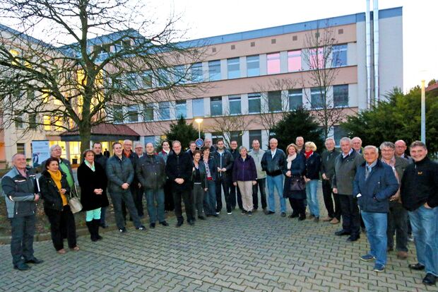 Der politische Rat der Gemeinde Wickede (Ruhr) vor der Zentralen Unterbringungseinrichtung (ZUE) in Wimbern ARCHIVFOTO: ANDREAS DUNKER