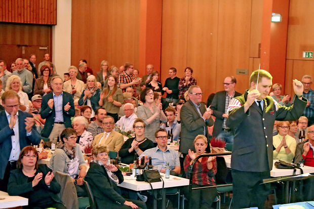 "Standig Ovations" vom Publikum zum Abschluss des offiziellen Programms des ersten Gemeinschaftskonzertes des Echthausener Musikvereins und des Spielmannszuges der Feuerwehr FOTO: ANDREAS DUNKER