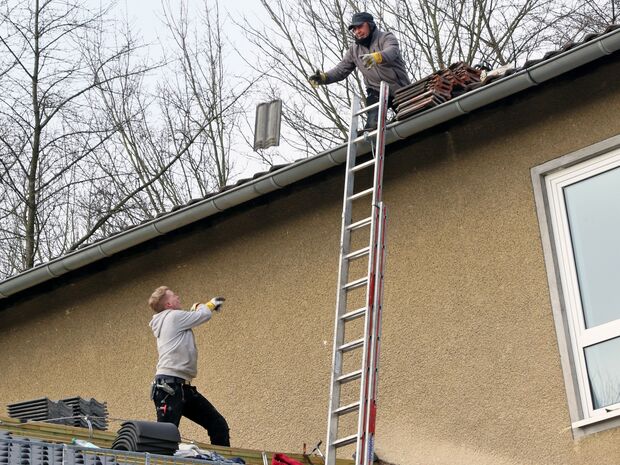 Die Dachpfannen wurden vor dem Abbruch abgedeckt und eingelagert. FOTO: ANDREAS DUNKER