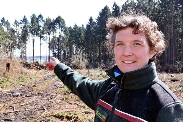 Forstwirtin Diana Göke vom Regionalforstamt Soest-Sauerland des Landesbetriebes "Wald und Holz NRW" ist auch für den kommunalen Wald in der Gemeinde Wickede (Ruhr) zuständig. – Hier ein Archivbild mit ihr im Hövelwald. FOTO: ANDREAS DUNKER