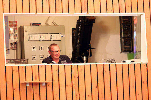 Günter Gutland in der Hausmeisterloge des Bürgerhauses. Er soll einen neuen Kollegen bekommen. ARCHIVFOTO: ANDREAS DUNKER