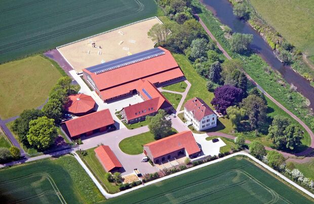 Das Gut Beringhof an der Ruhr fungiert als Reiterhof und Trainingszentrum für Sportpferde. ARCHIVFOTO: ANDREAS DUNKER / NRW-LUFTBILDAGENTUR.DE