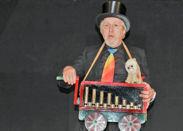 Hans Georgi als Leierkastenmann FOTO: www.hansgeorgi.de