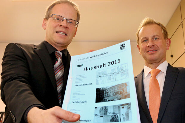 Bürgermeister Dr. Martin Michalzik (CDU) und Kämmerer Christian Wiese (rechts) bei der gemeinsamen Präsentation des Gemeindehaushalt 2015 ARCHIVFOTO: ANDREAS DUNKER