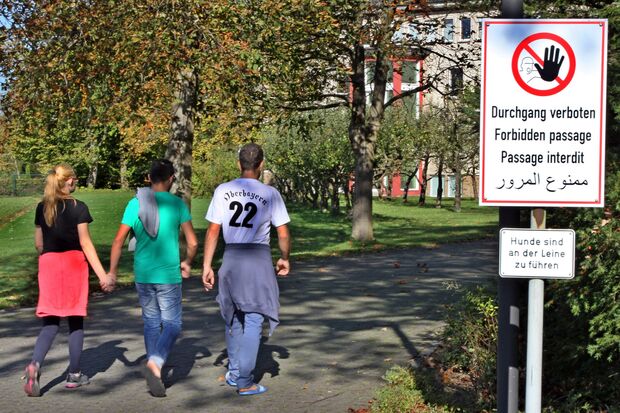 Trotz Verbotsschildern: Weiter nutzen Asylsuchende das Gelände des Heilig-Geist-Klosters als Weg FOTO: ANDREAS DUNKER