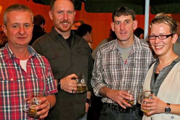 Gesellige Grüppchen mit frisch gezapftem Bier gab es reichlich beim Herbstfest der Schützen im Wickeder Bürgerhaus. FOTO: ANDREAS DUNKER