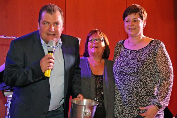 Kommandeur Klaus Bußmann mit Kaiserin Renate Potier und Königin Anja Wette bei der Tombola FOTO: ANDREAS DUNKER