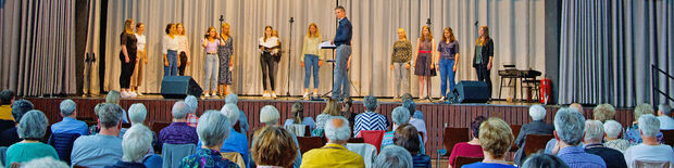 Urlaubsbedingt nicht in voller Besetzung: der junge Chor der "Cantalinos" unter Leitung von Armin Klotz, der inzwischen auch Mitglied des Presbyteriums der Evangelischen Kirchengemeinde Wickede (Ruhr) ist. FOTO: ANDREAS DUNKER