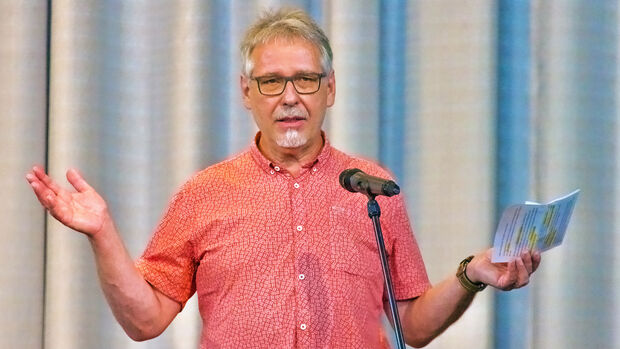  Mitorganisator Roland Lischnewski begrüßte das Publikum im Namen des Presbyteriums der Evangelischen Kirchengemeinde Wickede (Ruhr). FOTO: ANDREAS DUNKER