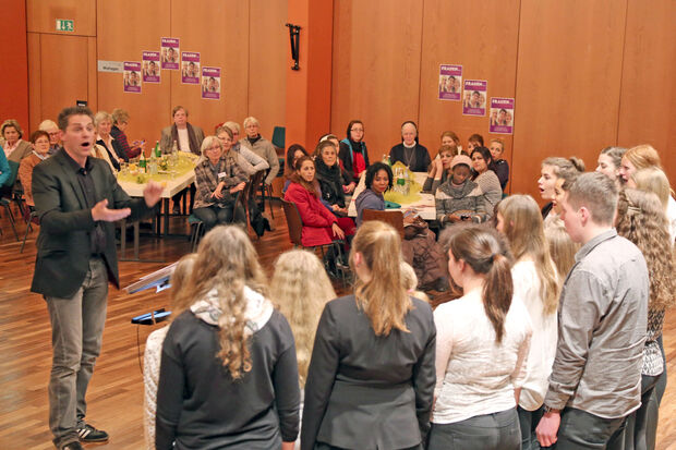 Der Cantalino-Jugendchor – im Hintergrund: die Flüchtlingsfrauen aus der ZUE FOTO: ANDREAS DUNKER