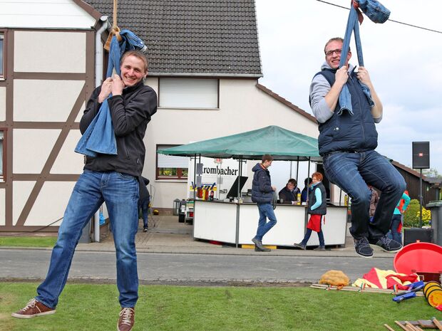 Das Kräftemessen der jungen Burschen beim "Jeans-Hängen" ist nur eine der zahlreichen Attraktionen beim Dorffest Schlückingen. FOTO: ANDREAS DUNKER 