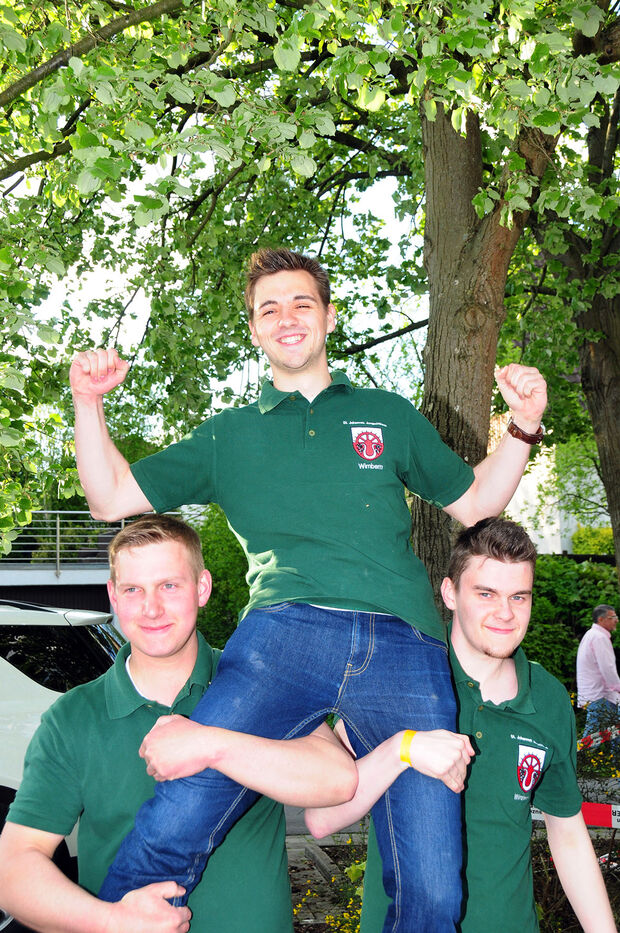 Wimberns Jungschützenkönig Andreas Hainka (Mitte) auf den Schultern von Stefan Schröder (links) und Jakob Schulte (rechts) ARCHIVFOTOS: ANDREAS DUNKER und CHRISTIAN MEIER