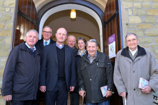 Ortsvorsteher Willi Eickhoff, Heinz Stemper, Pfarrer Thomas Metten, Heinz Prenger-Millies, Gertrud Kampmann, Alfred Griewel und Josef Kampmann (von links) FOTO: ANDREAS DUNKER