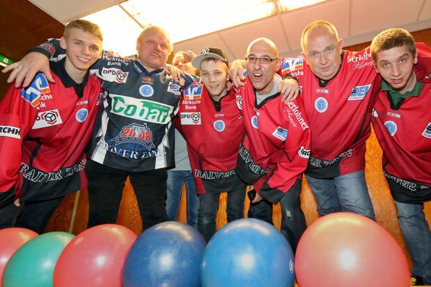 Die männlichen Tagessieger der Wickeder Kegelgemeindemeisterschaft kamen am Samstag aus den Reihen des Kegelclubs „Die Sklaven“: Hubert Keggenhoff (2. von links) und Guido Bendel (3. von rechts) räumten mächtig Puppen auf der Bürgerhaus-Bahn ab. FOTO: ANDREAS DUNKER Die männlichen Tagessieger der Wickeder Kegelgemeindemeisterschaft kamen am Samstag aus den Reihen des Kegelclubs „Die Sklaven“: Hubert Keggenhoff (2. von links) und Guido Bendel (3. von rechts) räumten mächtig Puppen auf der Bürgerhaus-Bahn ab. FOTO: ANDREAS DUNKER