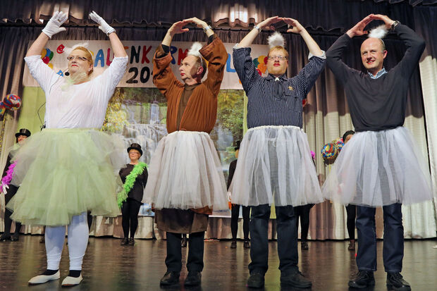 "Schwanentanz" mit Linda Kalde sowie den örtlichen Seelsorgern Christian Klein, Alexander Plümpe und Thomas Metten FOTO: ANDREAS DUNKER