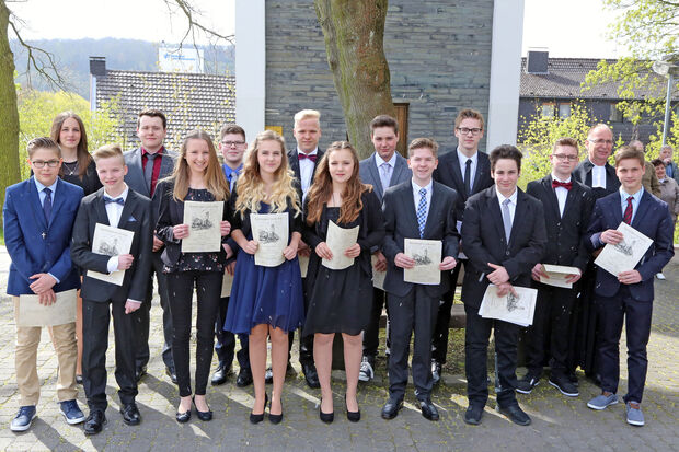 Konfirmation in der evangelischen Kirchengemeinde – Gruppenfoto vor der Christus-Kirche in Wickede. Vordere Reihe, von links: Tom Fischer, Jan Dietrich, Lara Tewes, Katharina Sieben, Emelie Lafontaine, Mika Möldner und Elias Becker. Hintere Reihe, von links: die Jugendmitarbeiter Ayleen Reiners und Frederik Lange sowie die Konfirmanden Paul Scharlipp, Nico Dietrich, Thierry Gabrecht, Moritz Flehmer, Max Woiczyk und Leon Klinkemeier. Ganz hinten, rechts: Pfarrer Dr. Christian Klein. FOTO: ANDREAS DUNKER