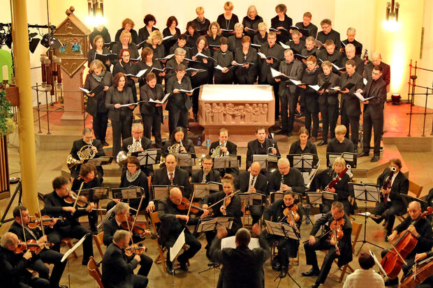 Der Höinger Chor und das symphonische Orchester unter der Gesamtleitung von Helmut Pieper in der Wickeder St.-Antonius-Kirche FOTO: ANDREAS DUNKER
