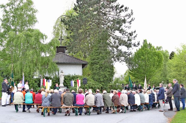 Ökumenischer Gottesdienst vor der "Königin des Friedens" am Friedhof in Echthausen FOTO: ANDREAS DUNKER