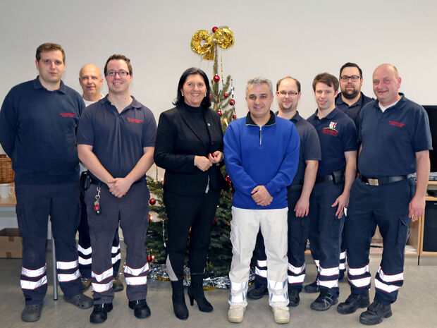 Das Team des Rettungsdienstes für den westlichen Kreis Soest am Heiligabend (von links): Daniel Witt, Notarzt Dr. Michael Körber (Wimbern), Denis Baier (Rettungsassistent und Fahrer des NEF in Wimbern), Landrätin Eva Irrgang (CDU) als Chefin des Rettungsdienstes des Kreises Soest, Notarzt Erol Gürle (Mariannen-Hospital Werl), Sebastian Olczok, Jens Leonhardt, Patrick Weithaler und Burkhard Tulfot FOTO: ANDREAS DUNKER
