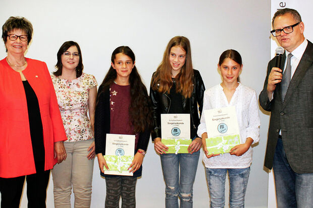 Vizelandrätin Irmgard Soldat und Kathrin Müller als Chefin des Medienzentrums mit den Siegern im Schreibwettbewerb der Altersgruppe 10 bis 12 Jahre: Johanna Scheibe (1. Platz) und Jolanda Kaiser (3. Platz) sowie Lena Fischer (2. Platz) aus Wickede (Ruhr) (von links). Rechts: Moderator Ulli Potofski. FOTO: ANDREA KERKHOFF / KREIS SOEST