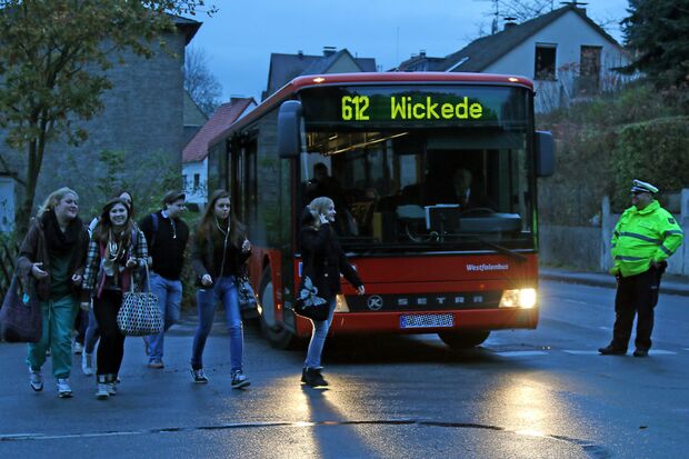 Der Schulbus musste wenden – die Kinder zu Fuß den Berg zur Gerken-Schule hinauf laufen. FOTO: ANDREAS DUNKER