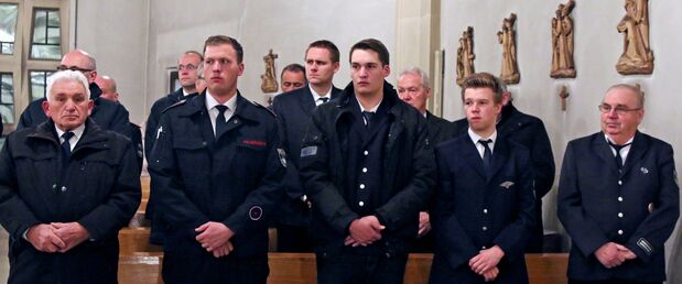 Mitglieder der Feuerwehr-Löschgruppe Echthausen in der St.-Vinzenz-Kirche FOTO: ANDREAS DUNKER