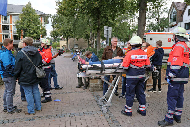 Ein zügiger Abtransport der vermeintlichen Patienten aus dem Freien in der Ortsmitte ließ auf sich warten. FOTO: ANDREAS DUNKER