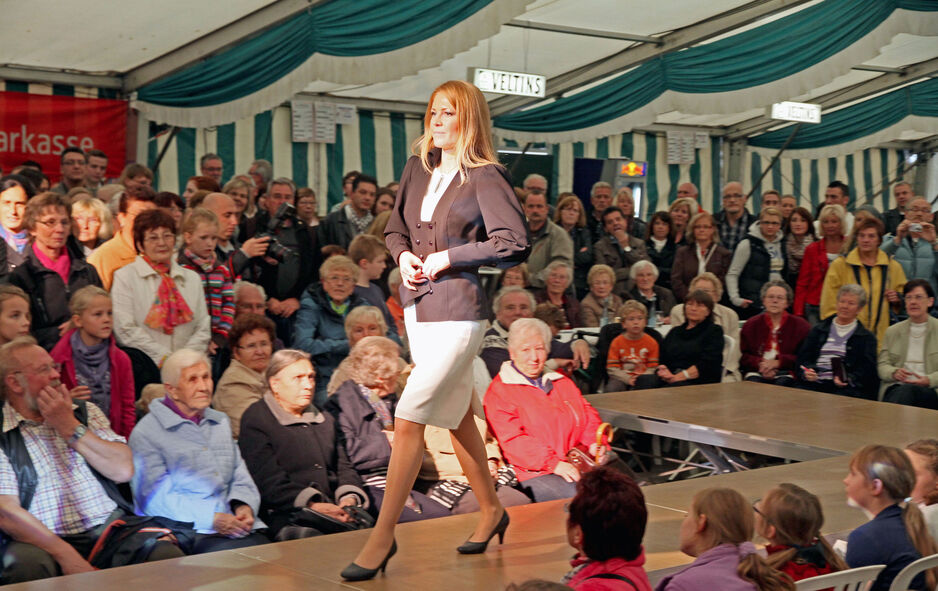 Modenschau im Zelt beim Lanfer-Fest in Wickede ARCHIVFOTO: ANDREAS DUNKER